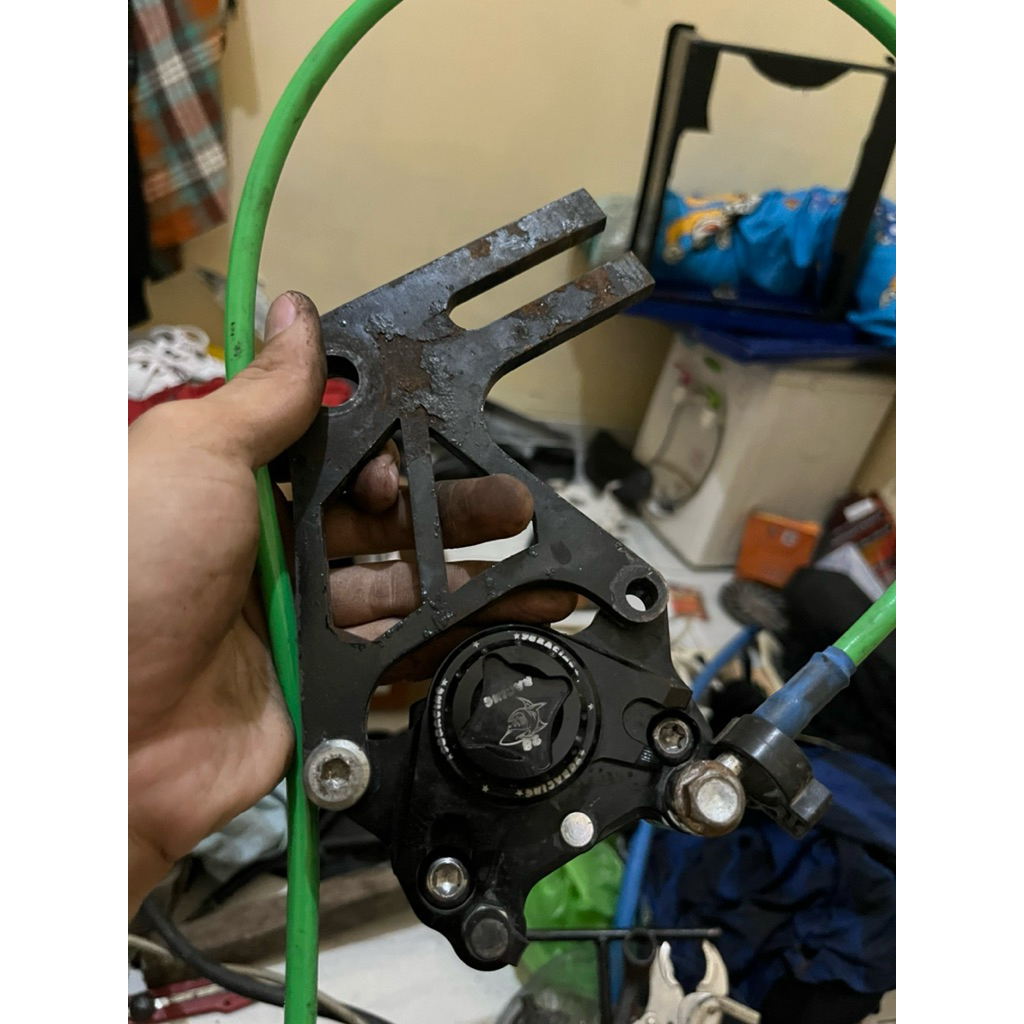 kaliper belakang + breket + selang rem panjang