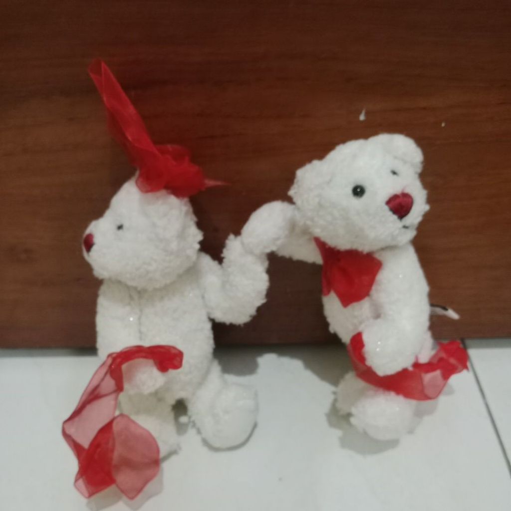 Boneka pasangan anjing putih pita merah