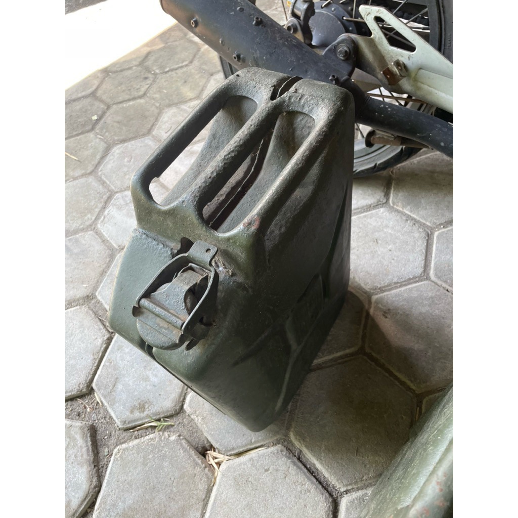 Jerigen Minyak Jadul Bekas Bahan Besi