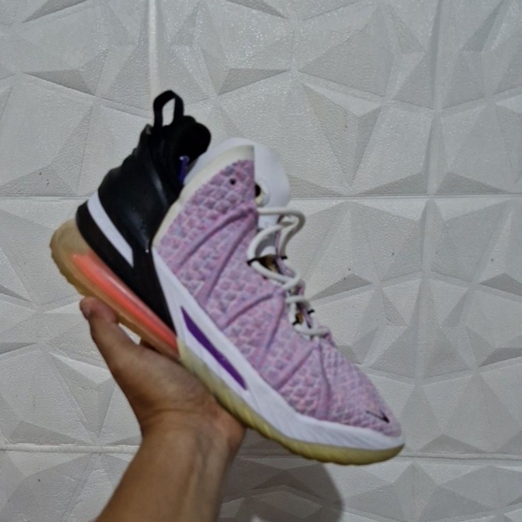 lebron 18 Graffiti Print