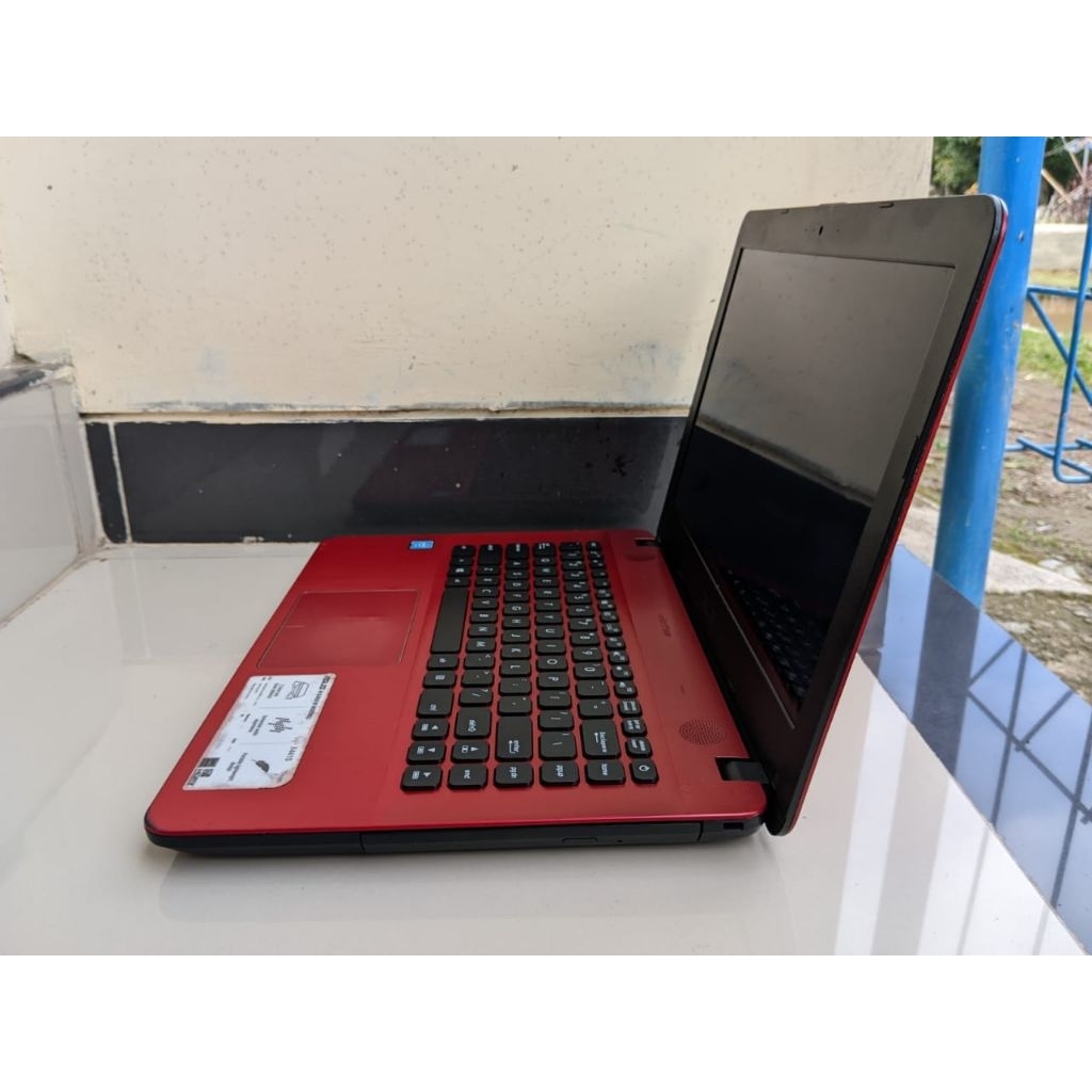 Asus X441SIntel N3060 1.6GHzRAM 2GB DDR3LSSD 256GBLayar 14incVGA Intel HD GraphicBaterai AwettKeleng