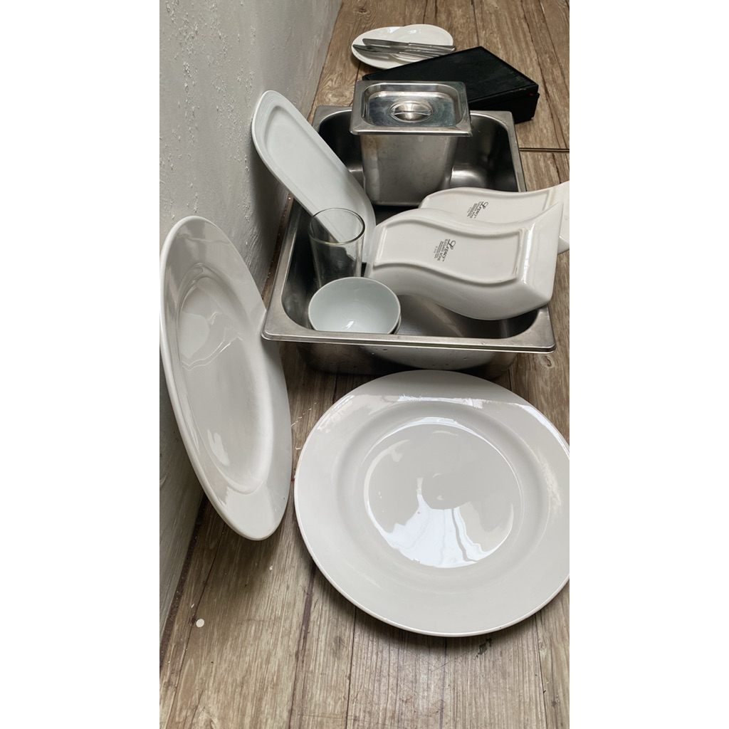 perlaatan makan dan dapur ex resto hotel berbintang