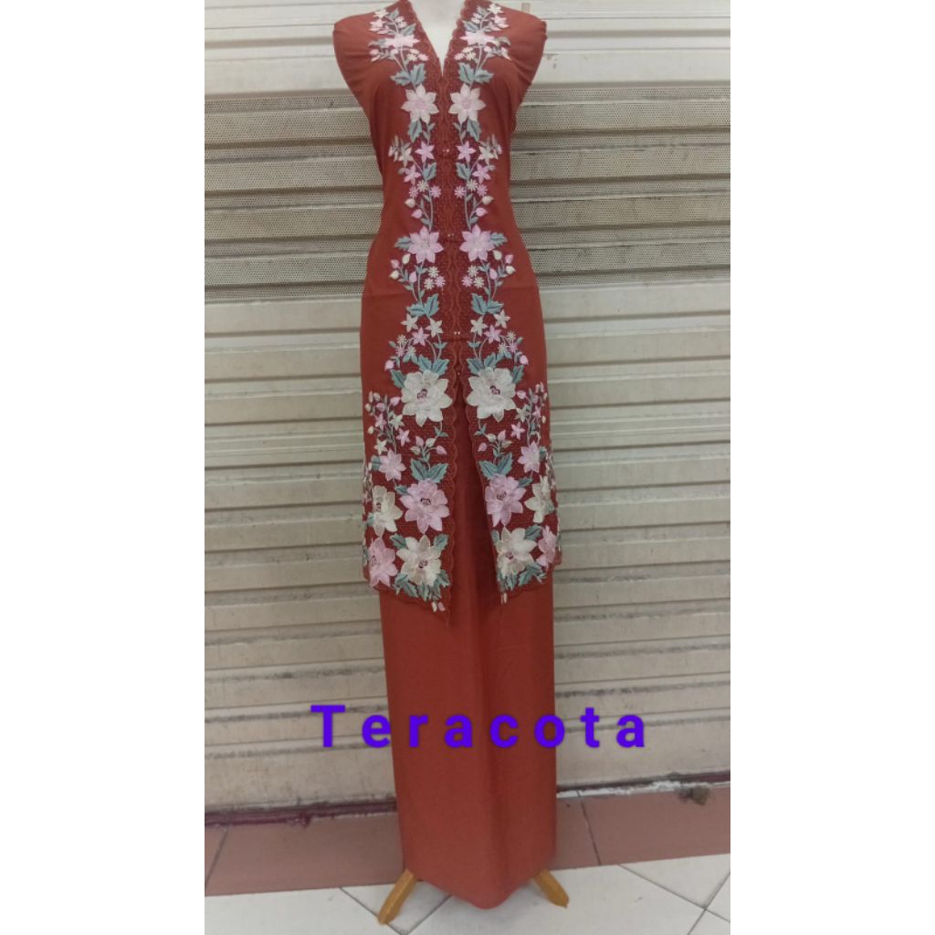 KEBAYA BORDIR BAHAN KATUN