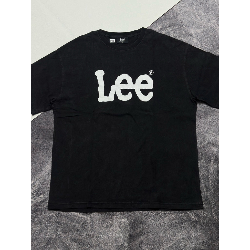 kaos lee hitam