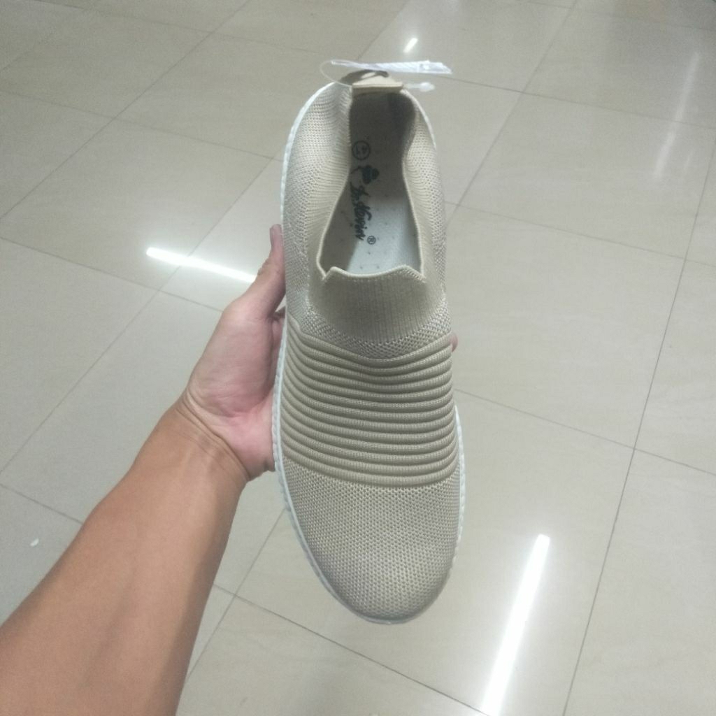 SEPATU SNEAKERS PRIA DR KEVIN TERBARU 889-026