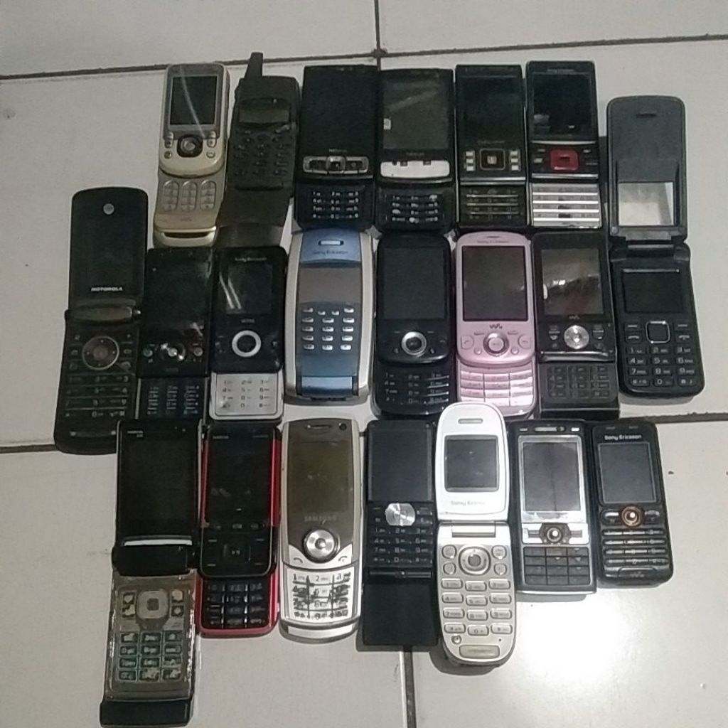 Hp Nokia , Sony Ericson, Samsung dan Motorola Bekas.