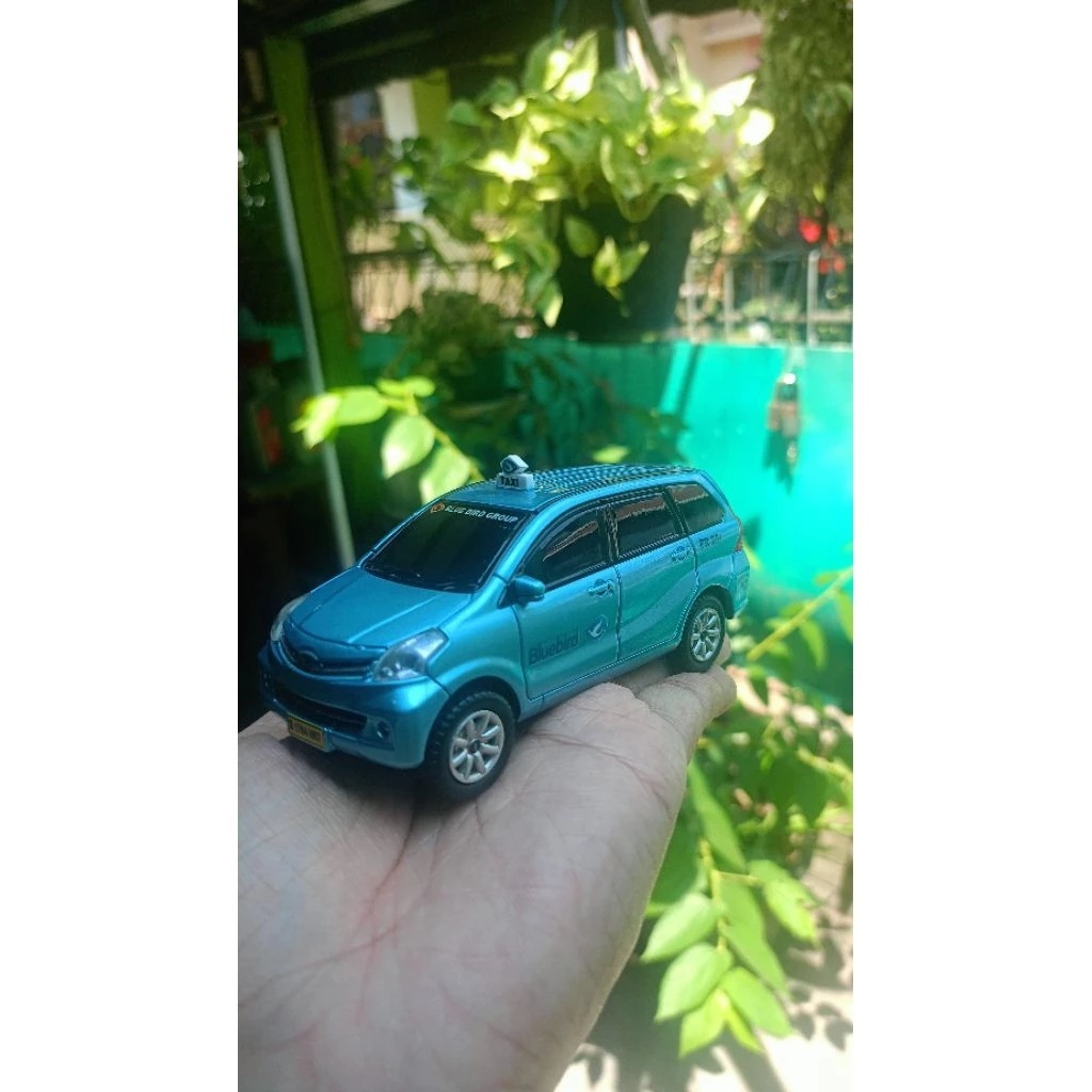 diecast miniatur mobil dahiatsu Xenia kastem taksi taxi Bluebird blue bird 1:34