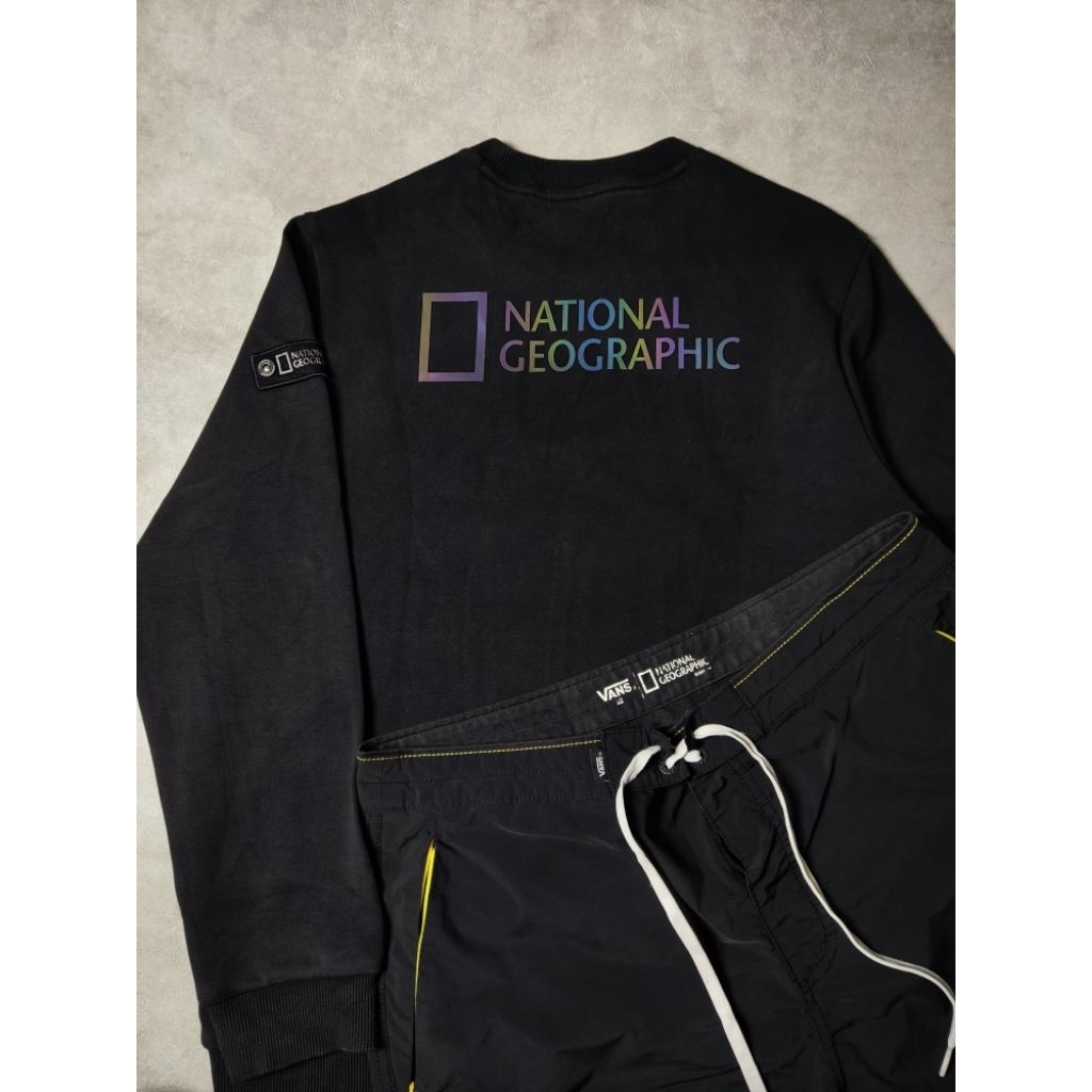 Crewneck  national geographic refleksi celana pendek national geographic x Vans