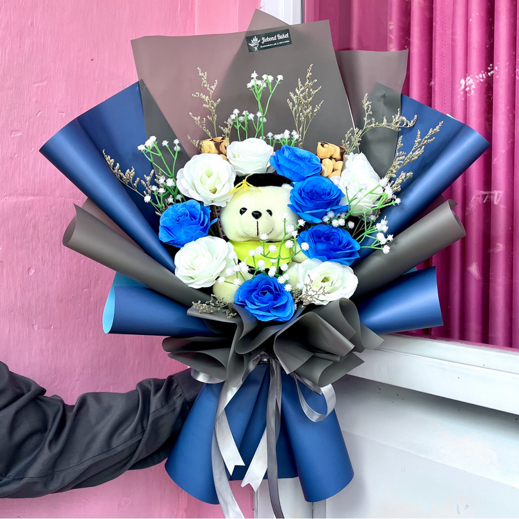 Buket Bunga Artificial Boneka Wisuda Silverqueen Besar Navy Hitam Premium Keren – Buket Wisuda / Sid