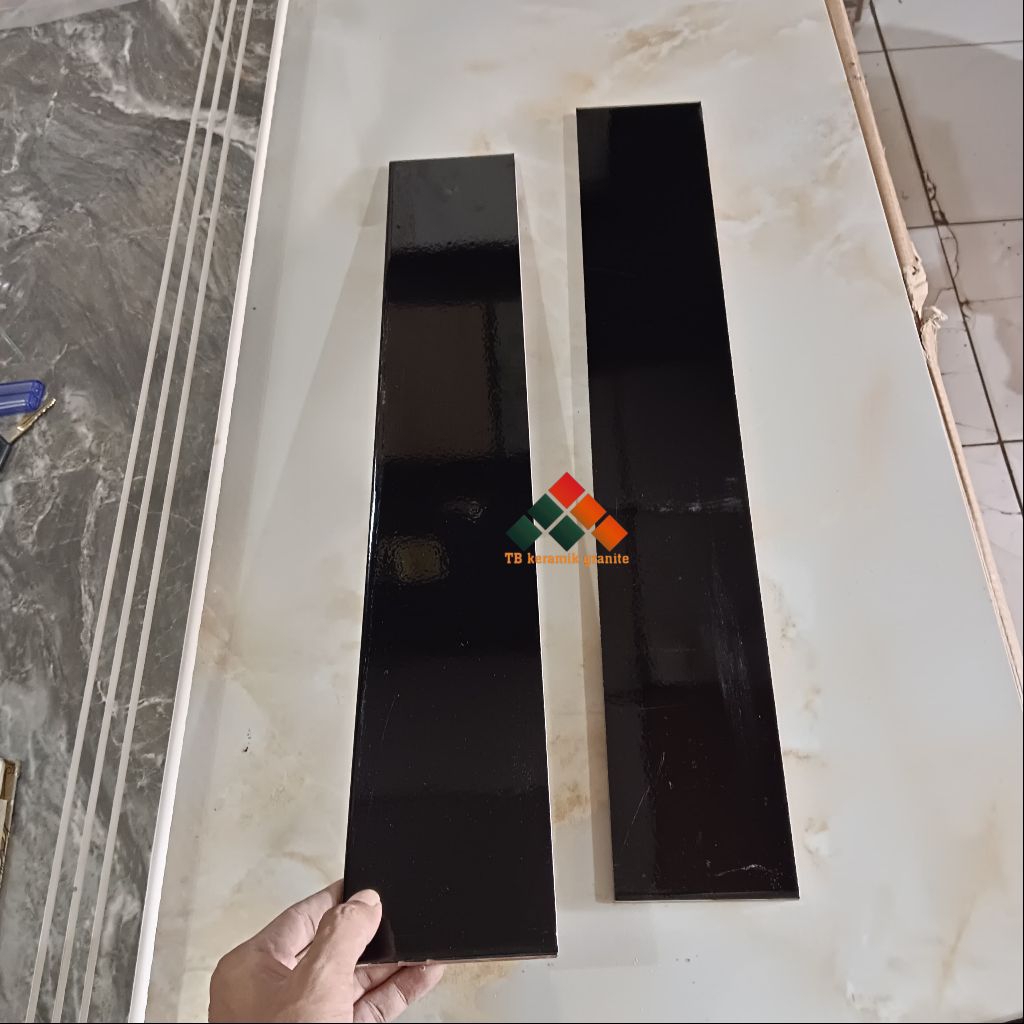 Lis Plint Keramik 10x50 Hitam Polos / Glossy