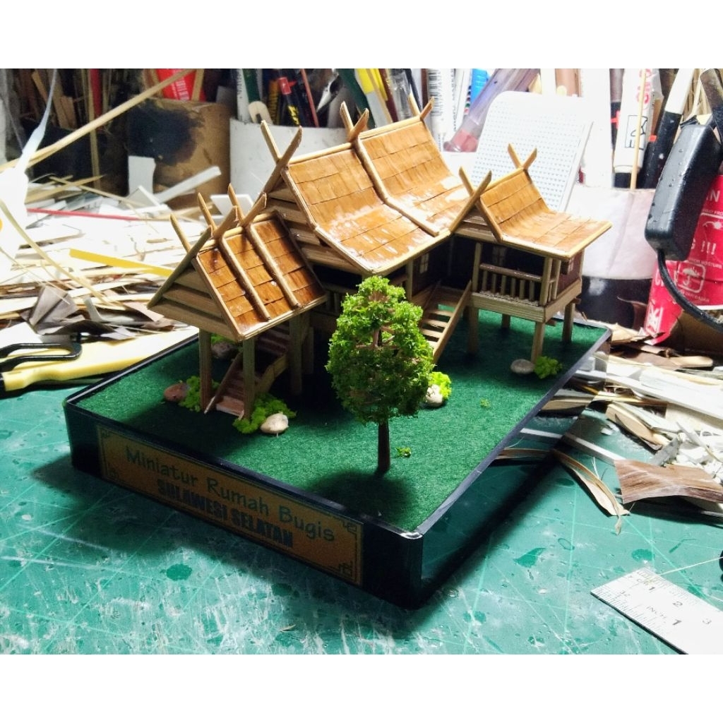 Miniatur Rumah Adat Bugis ( ukuran sedang )