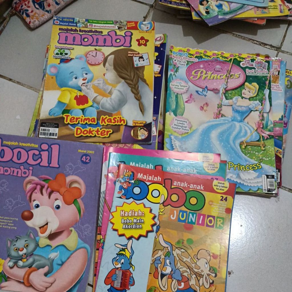 majalah kreatifitas dan aktifitas  untuk anak TK mombi, bobo junior, tinker bell, disney junior, dis