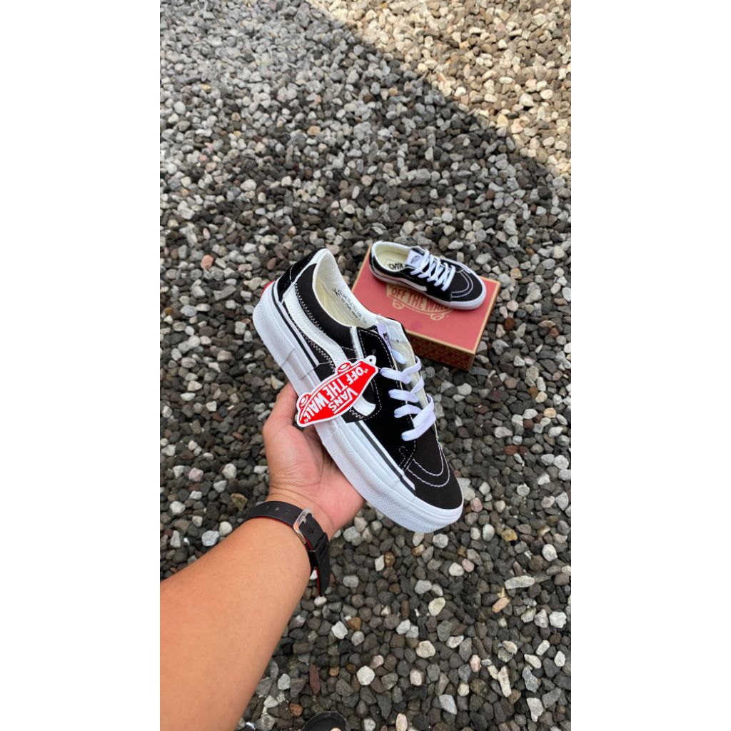 VansSK8LowReconstructBlackWhite