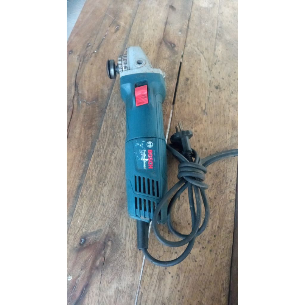 gerinda tangan merek Bosch type gws-700 kondisi second normal siap pakai