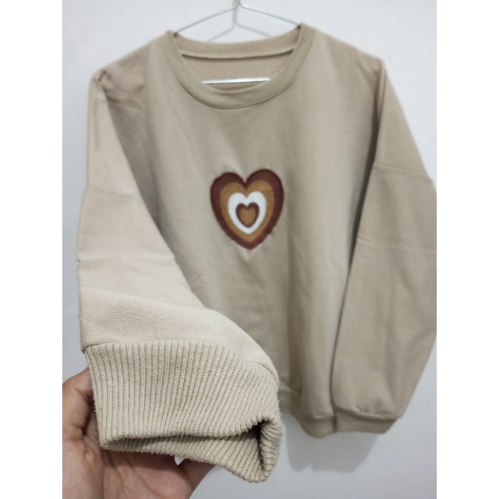 Preloved Sweater Oversize Wanita Motif Love Bordiran