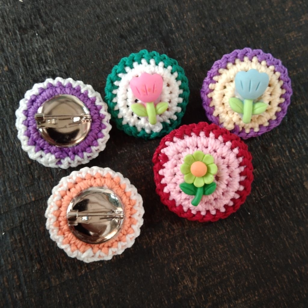 BROSS BULAT RAJUT DAN RESIN BUNGA