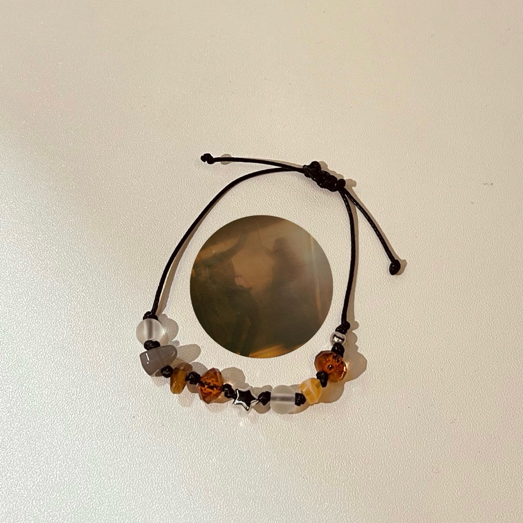 Gelang manik hindia, menari dalam bayangan.