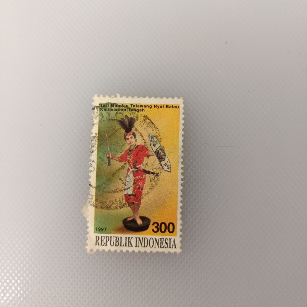 1 biji perangko Indonesia used Tari Mandau  Kalimantan Tengah tahun 1997 senilai 300 rupiah
