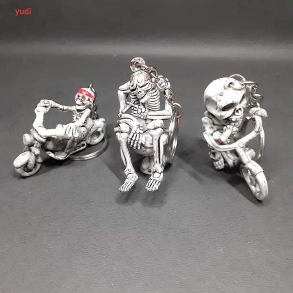 CD018 SKELETON KEYCHAIN