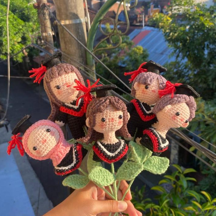 BUKET WISUDA/ KARAKTER WISUDA RAJUT/ BONEKA RAJUT/ BUKET BONEKA / KADO WISUDA