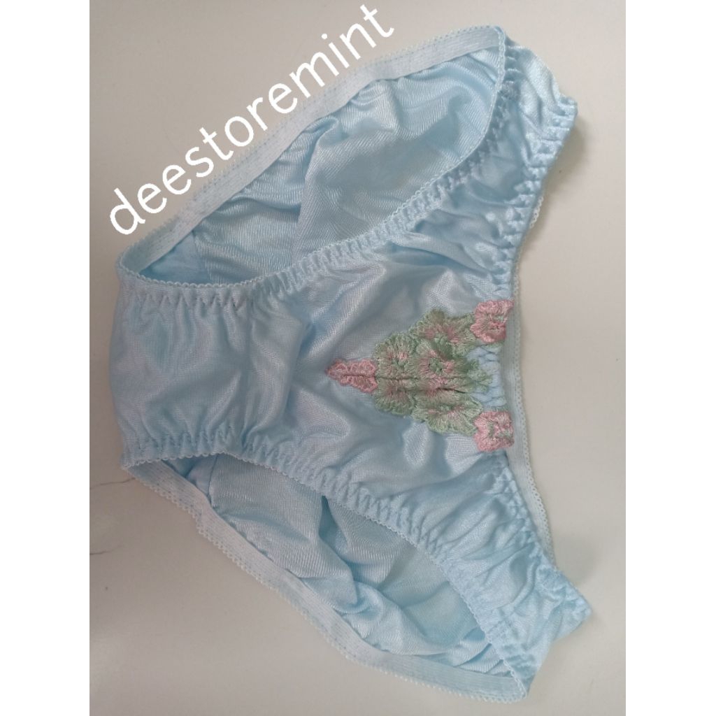 cd sutra biru celana dalam satin cerah