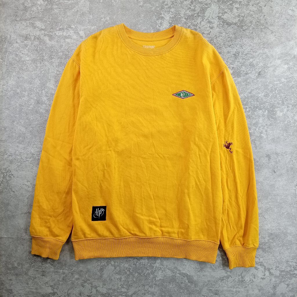 [PRELOVED] SWEATER CREWNECK HARRY POTTER GRAPHIC TEE BORDIR KUNING (SECOND)
