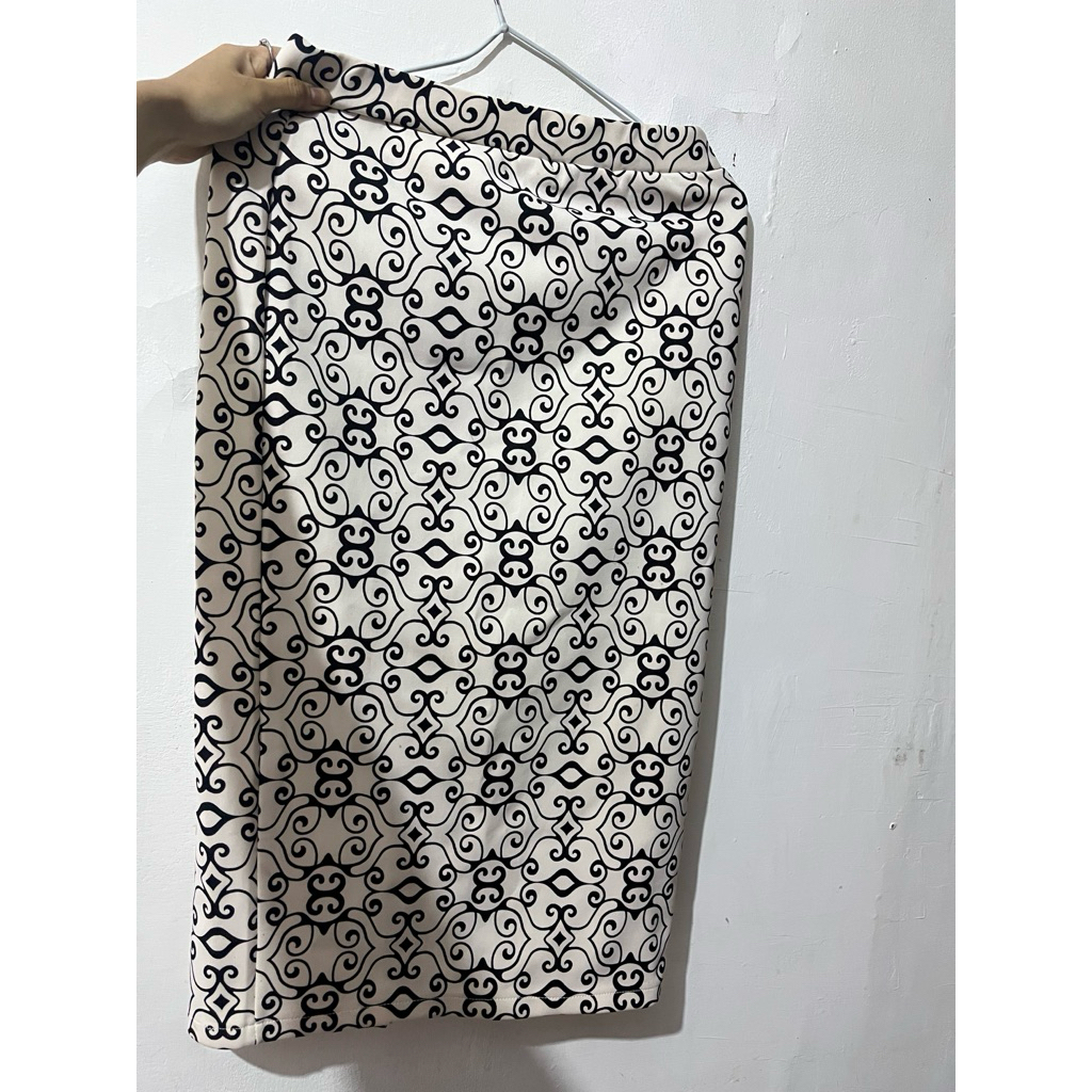 Rok Midi Wanita Motif Batik Geometris Hitam Putih Highwaist Pencil Skirt Span Kerja Kanto