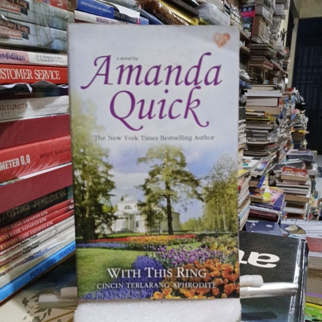 buku novel With This Ring (Cincin Terlarang Aphrodite) karya Amanda Quick.