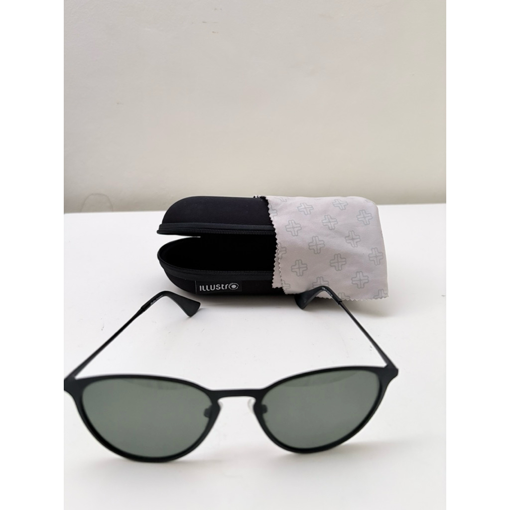 preloved kacamata hitam ori optik melawai illustro. Baru pemakaian 3x dijual karna jarang dipakai