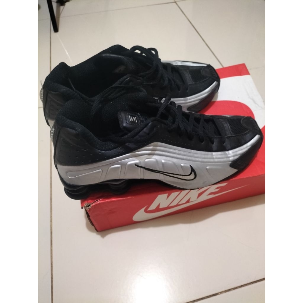 Nike shox r4 black silver