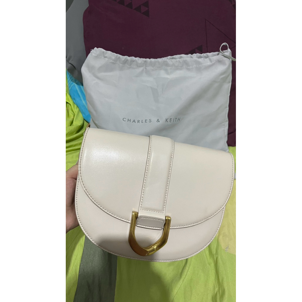 Preloved Tas Charles & Keith Gabine Saddle Bag Size M Original Store Palembang Icon