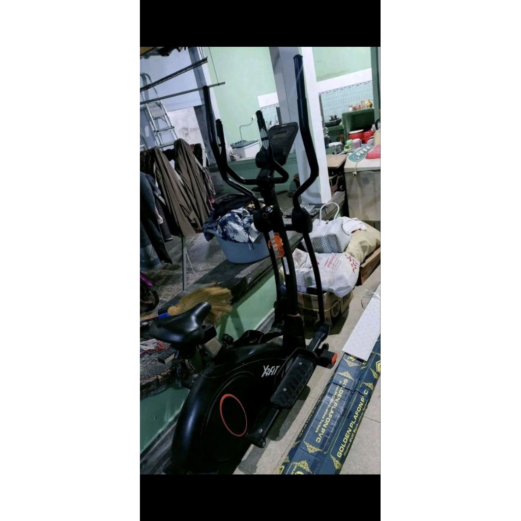 X2FIT Ergocross CX-9+, sebuah sepeda eliptikal crosstrainer yang dilengkapi dengan kursi.