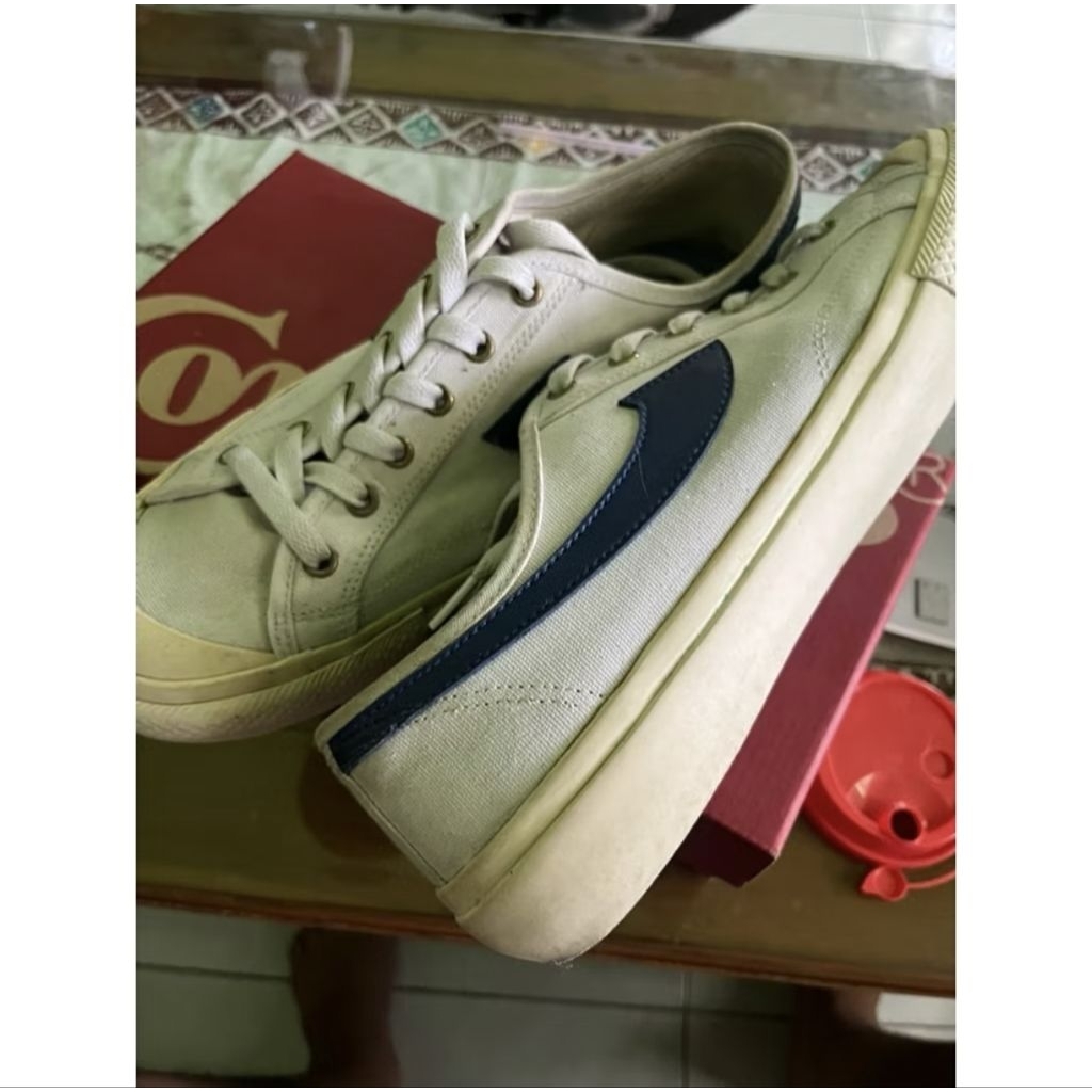 Sepatu compass second preloved gazelle low