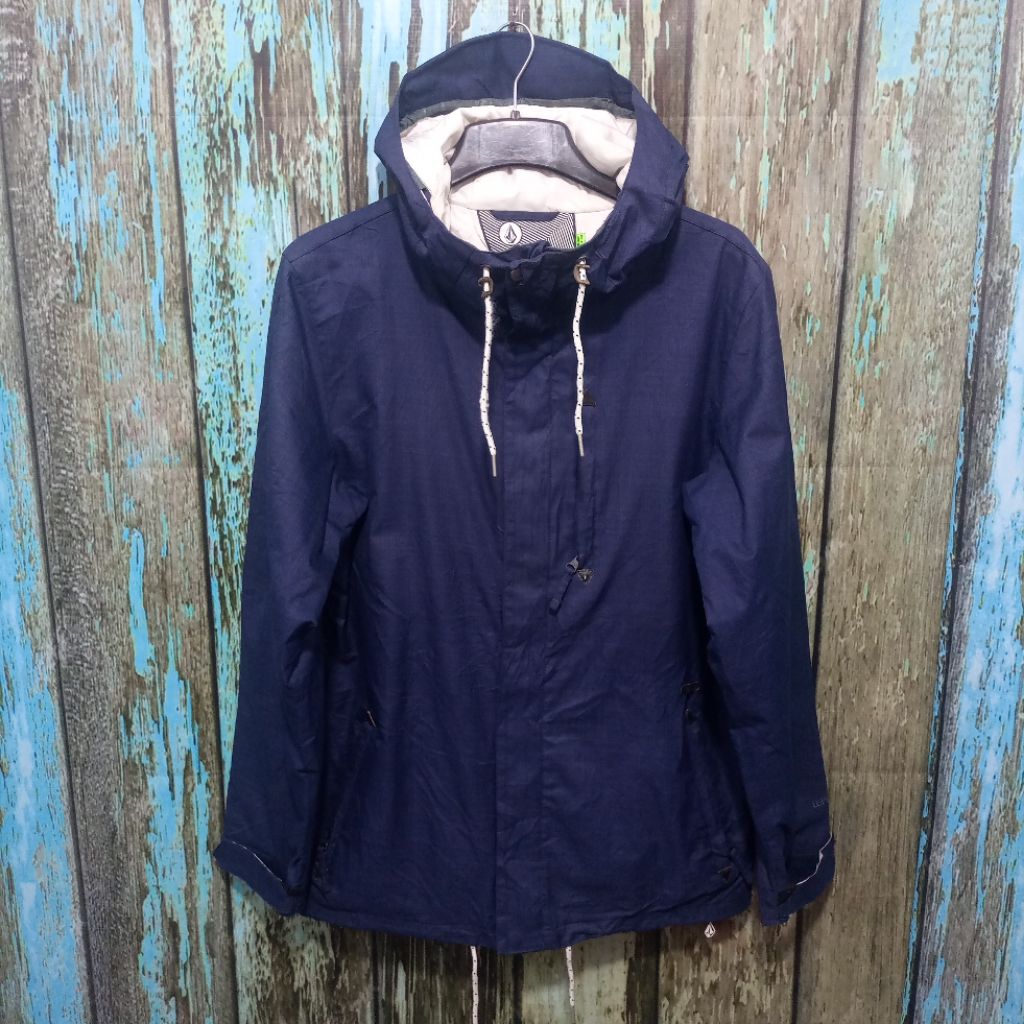 Jacket VOLCOM Snowboard hiking waterproof bagus size M fit XL (Panjang 80cm Lebar 60cm)