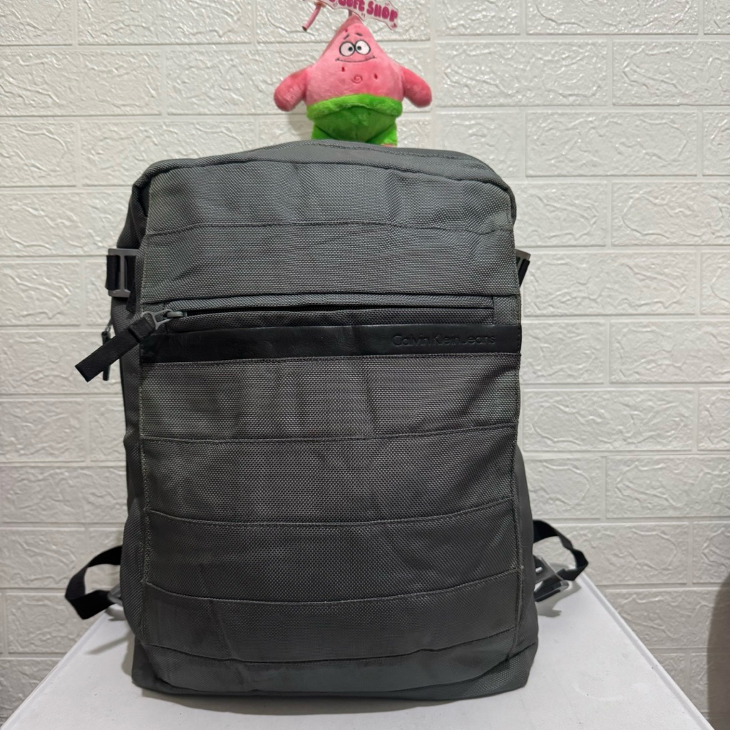 tas ransel calvin klein jeans. tas ransel kanvas. tas laptop. tas prelop. abu abu