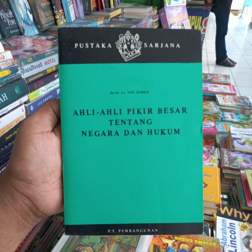 BUKU HUKUM AHLI-AHLI PIKIR BESAR TENTANG NEGARA DAN HUKUM. DARI PLATO SAMPAI KANT. PUSTAKA SARJANA. 