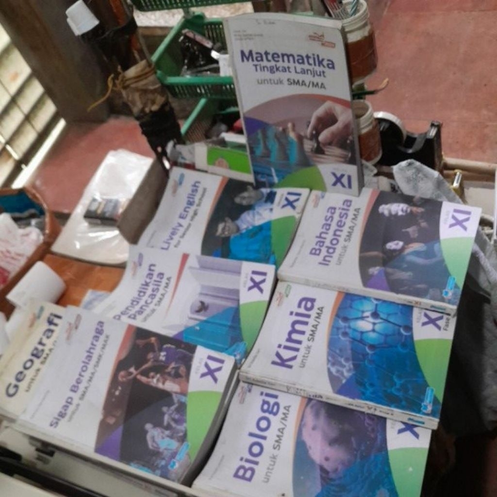 BUKU PAKET SMA KELAS XI/11/2 /PENJAS,SIGAP BEROLAHRAGA /BAHASA INGGRIS/PENDIDIKAN PANCASILA/BAHASA I