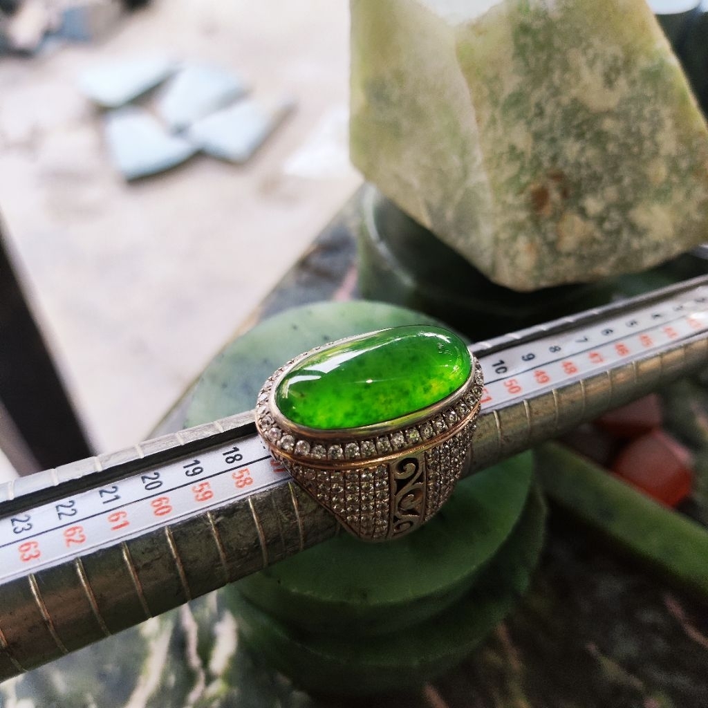 Natural Idocrase lumut emerald super