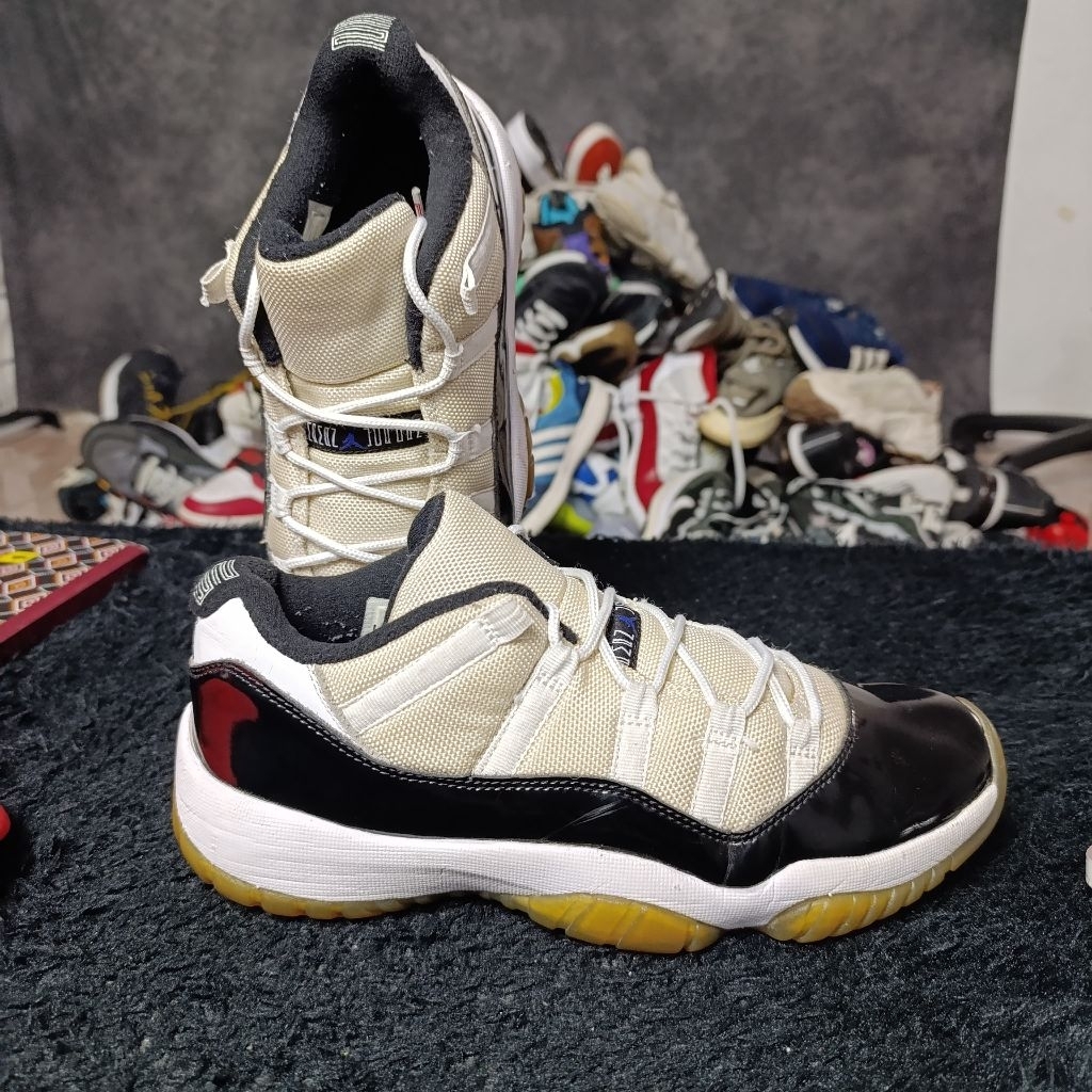 Sepatu Basket Nike Air Jordan 11 Retro Low Hitam putih glosy