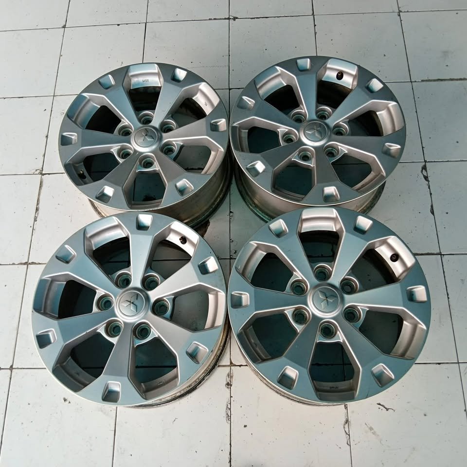 Jual velg bekas copotan Pajero ring 17 cocok buat pajero haice panther dll