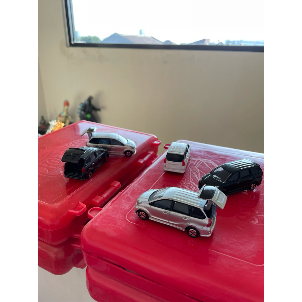Tomica Takara tomy Toyota Avanza veloz kondisi 75%-85%