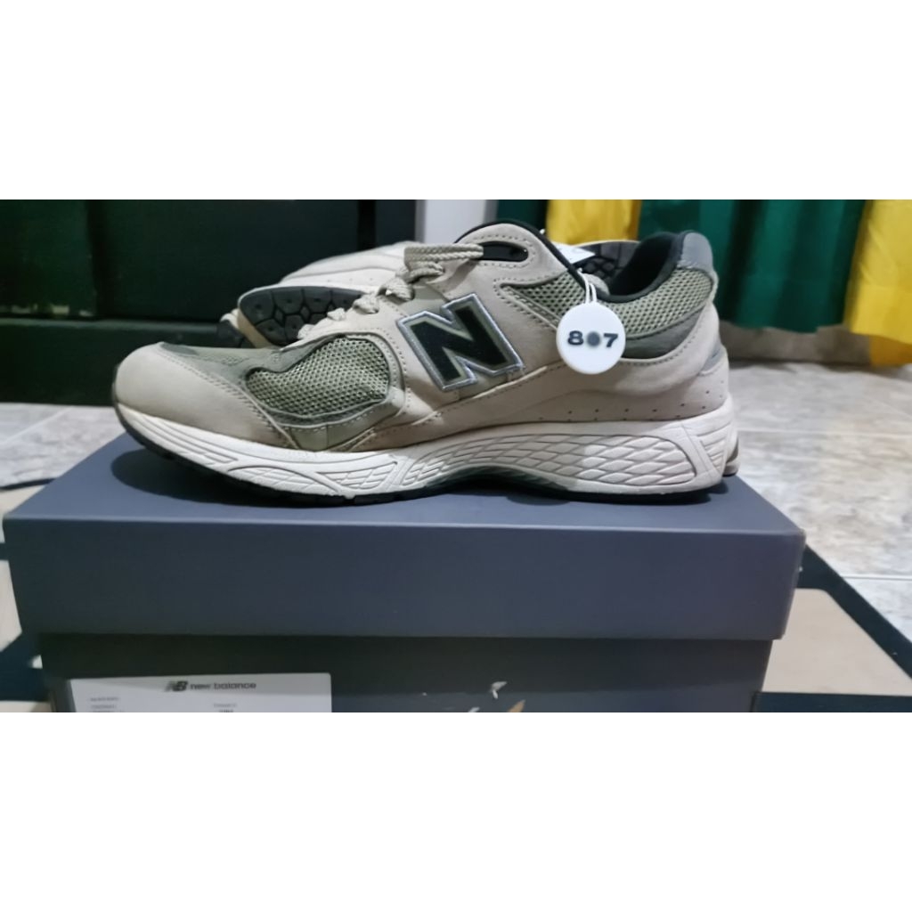 NB 2002R Olive Grey Second Used Good Condition Size 45