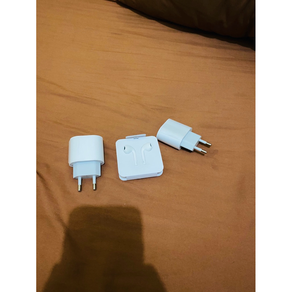 PRELOVED COPOTAN HEADSET DAN ADAPTER CHARGER IPHONE TYPE C