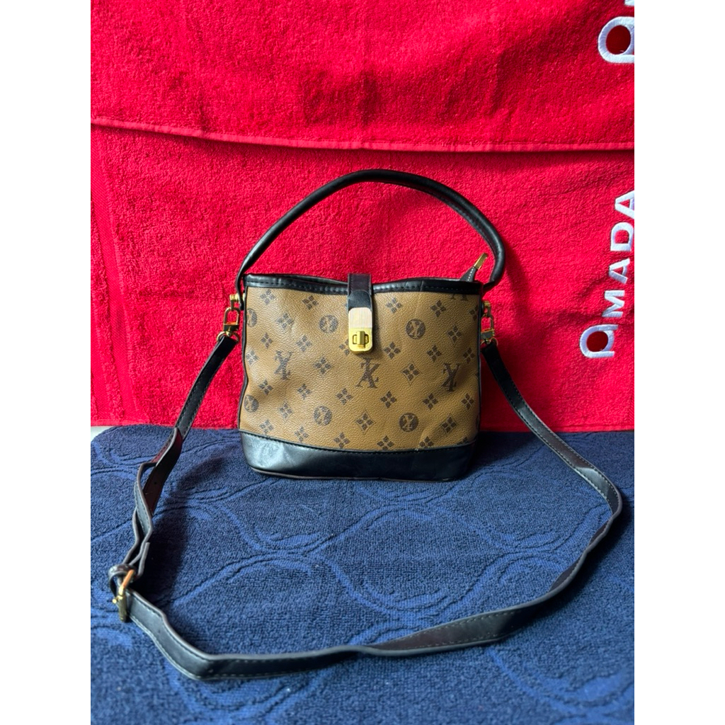 TAS SLING FASHION WANITA ALA ALA KULIT SECOND BRANDED / TAS SELEMPANG WANITA ALA ALA ELVONG SECOND