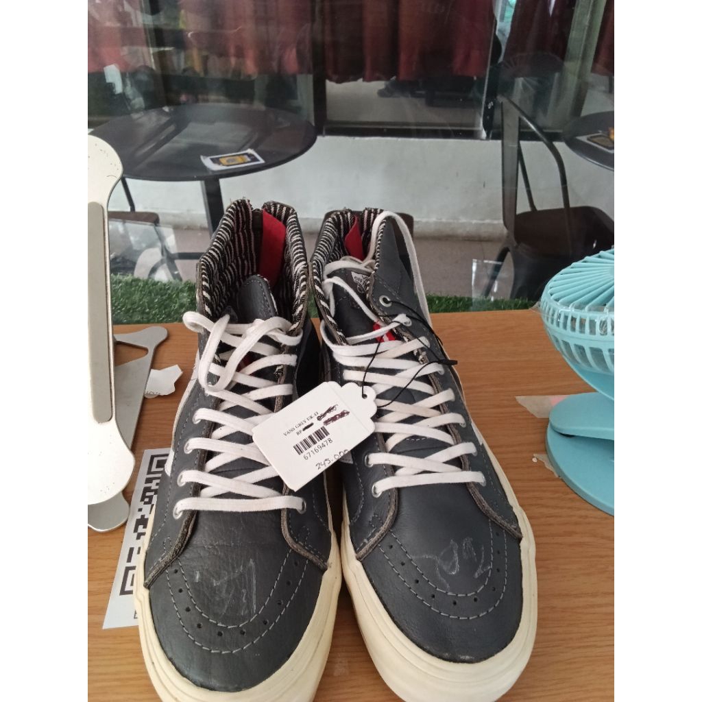 Sepatu  Vans grey UK 43