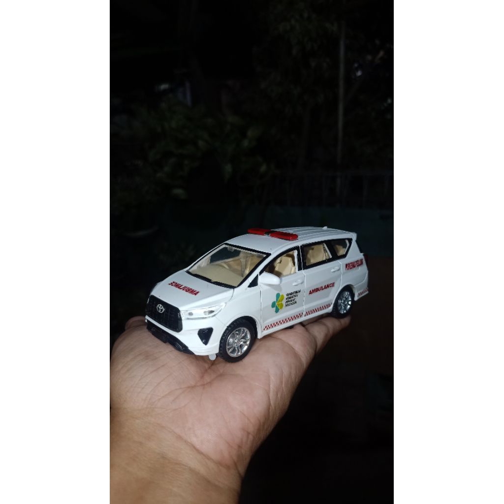 diecast miniatur mobil dinas ambulance ambulans Toyota Innova reborn 1/32