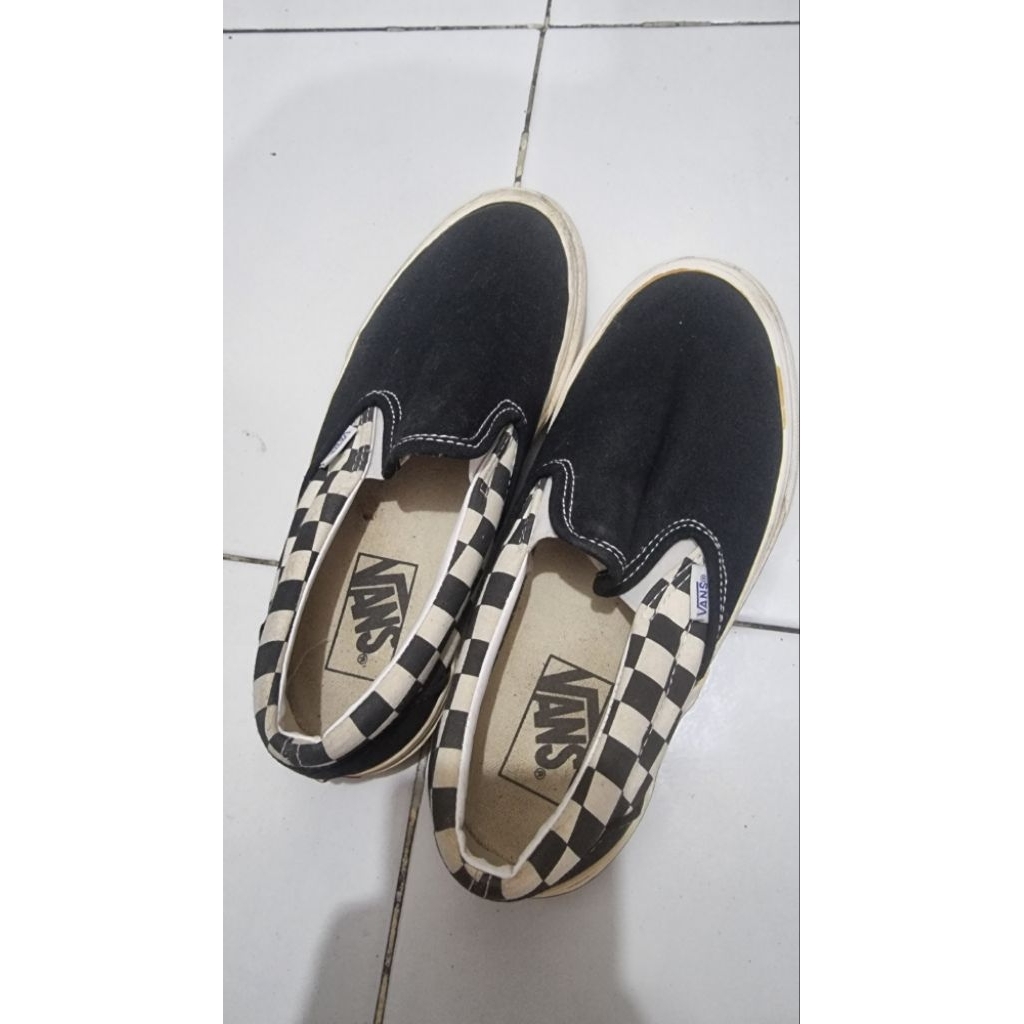 Preloved Sepatu vans cewek kotak putih hitam