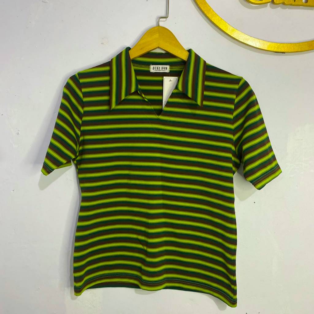Kaos Polo Wanita DUKE DOM Motif Garis Belang Hijau Cokelat Kerah V-Neck