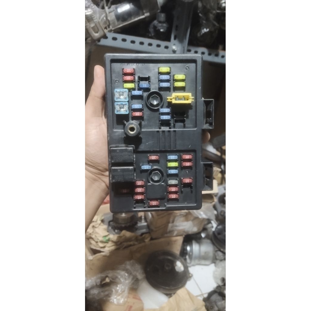 Fuse Box Relay Box Chevrolet Captiva C100, C140 2.4