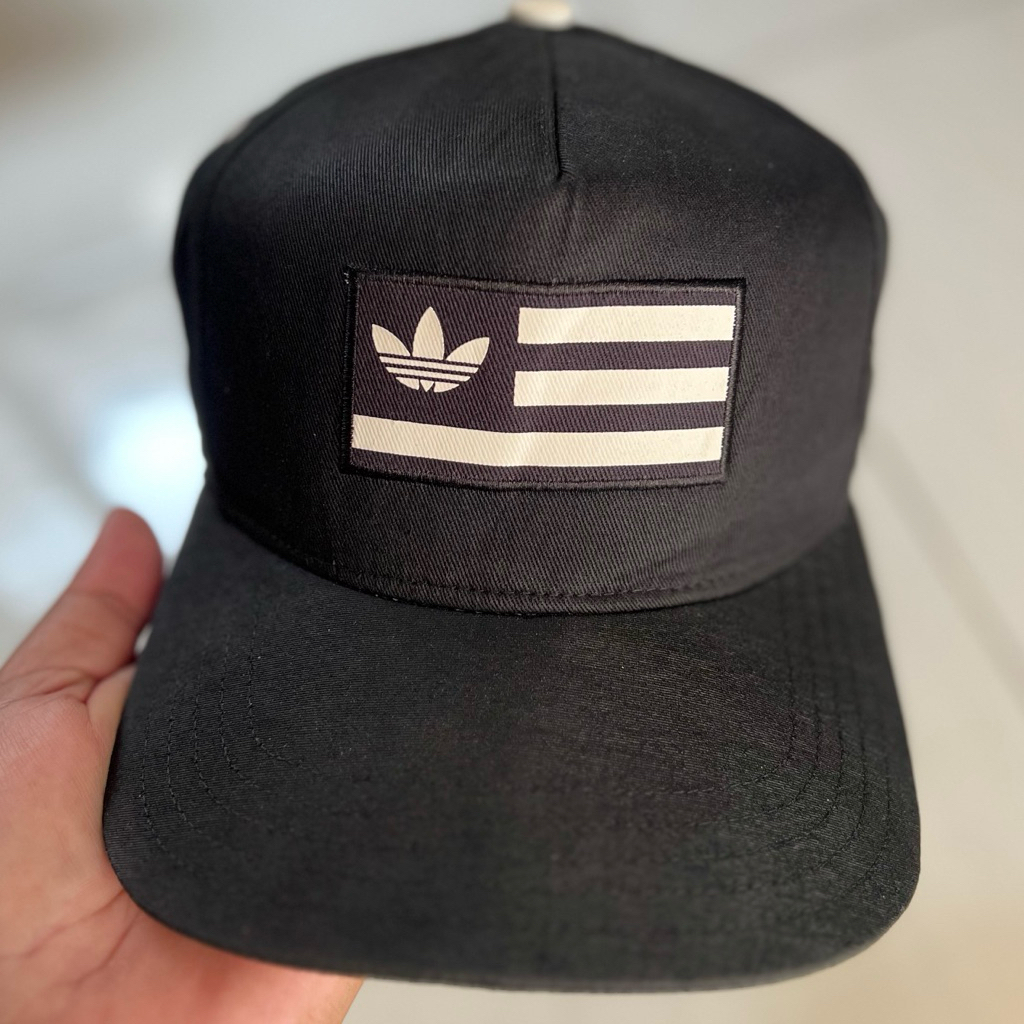 Topi snapback threefoil aframe adidas. size setelan strap. Logo patch. Second preloved.